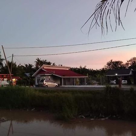 Chalet Kolam Renang D'Sawah A Sungai Besar Esterno foto