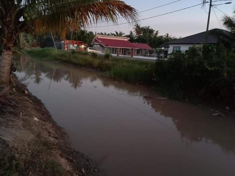 Chalet Kolam Renang D'Sawah A Sungai Besar Esterno foto